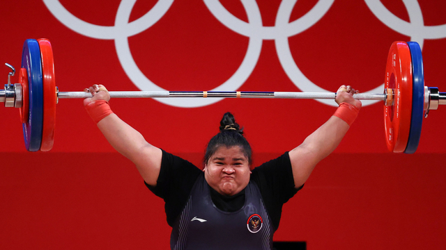 Atlet angkat besi wanita, Nurul Akmal pada Olimpiade Tokyo 2020, Senin (2/8/2021). Foto: Edgard Garrido/REUTERS