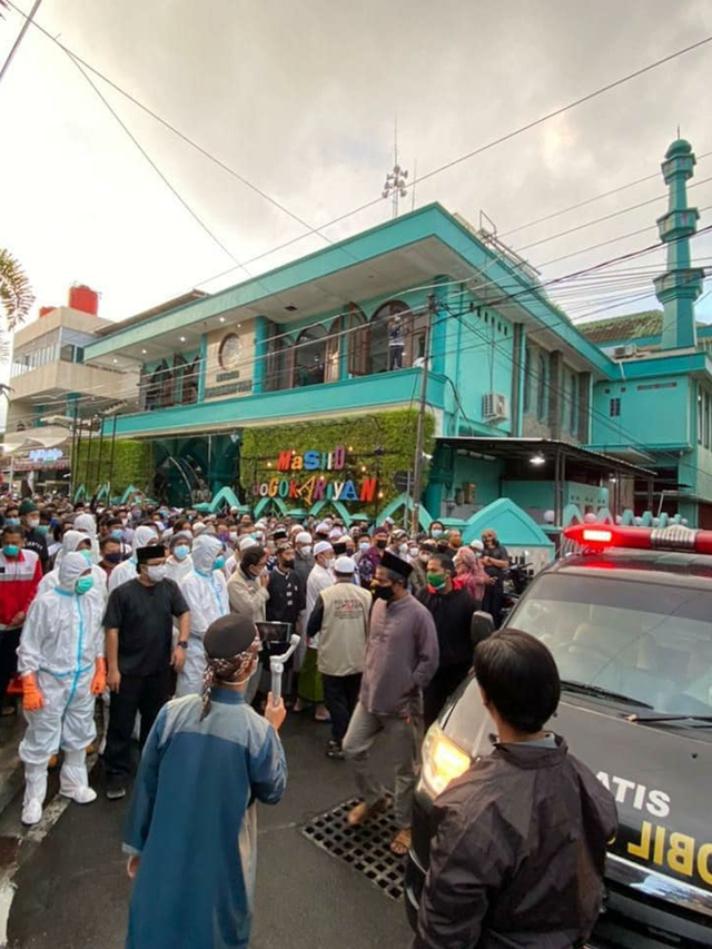 Suasana saat melepas jasad Ustaz Fanni di depan Masjid Jogokariyan Yogyakarta. Foto: Instagram.com/masjidjogokariyan