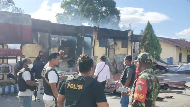 Personel gabungan berjaga di Polsek Nimboran, Kabupaten Jayapura usai pembakaran. (Dok Humas Polda Papua)