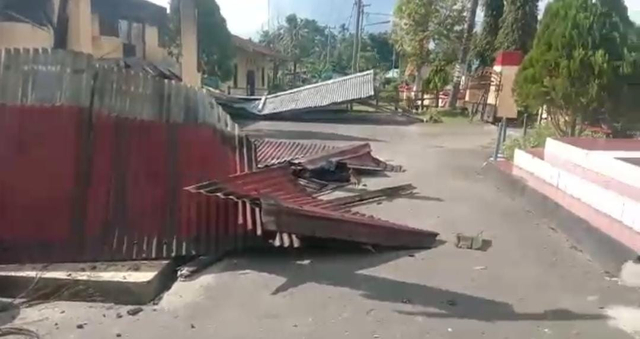 Senjata Api dan Motor Ikut Dibakar Saat Amuk Massa di Polsek Nimboran Jayapura (783267)