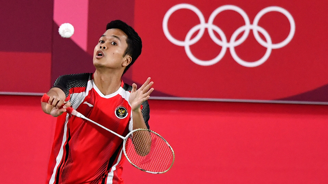 Pebulutangkis tunggal putra Indonesia Anthony Sinisuka Ginting mengembalikan kok ke arah tunggal Guatemala Kevin Cordon dalam perebutan medali perunggu Olimpiade Tokyo 2020 di Musashino Forest Sport Plaza, Tokyo, Jepang, Senin (2/8/2021). Foto: Sigid Kurniawan/ANTARA FOTO