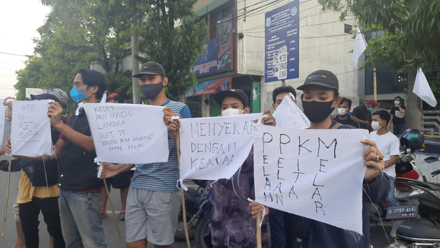 Kompilasi PKL dari Berbagai Daerah Indonesia yang Kibarkan Bendera Putih (361120)