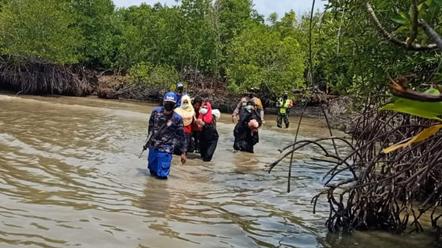 EMPAT pengungsi kesemuanya perempuan asal Rohingya, Myanmar, saat dievakuasi oleh anggota Satpolair Bengkalis, Riau, usai ditemukan di Perairan pesisir Desa Putri Sembilan, Rupat Utara.  