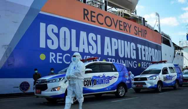 Petugas kesehatan bersiap mengantar pasien orang tanpa gejala (OTG) COVID-19 ke atas KM Umsini saat peluncuran Isolasi Apung Terpadu di Pelabuhan Soekarno-Hatta, Makassar, Sulawesi Selatan, Senin (2/8/2021). Foto: ABRIAWAN ABHE/ANTARA FOTO