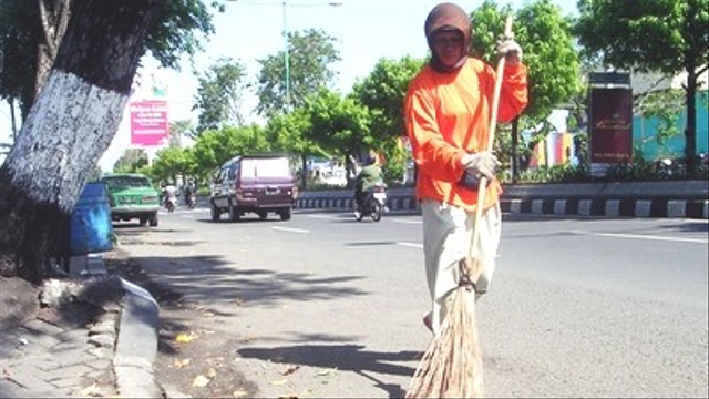 Petugas kebersihan jalan. Foto: riau.go.id.