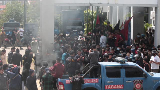 Massa seruduk kantor Gubernur Sulawesi Barat buntut polemik penggantian Paskibraka. Foto: Dok. Zulkifli