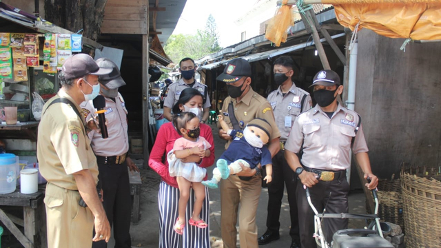 Petugas melakukan sosialisasi pengguaan masker dengan alat peraga boneka. (dok)
