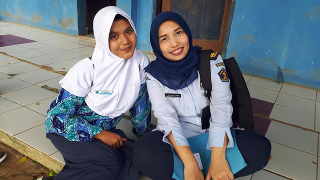Saya bersama siswi SMP 6 Desa Campaka setelah selesai kegiatan penyuluhan hukum, tahun 2018. Dia adalah siswi yang berjalan kali selama satu setengah jam ke sekolah dan pulangnya.  (Dok. Pribadi).