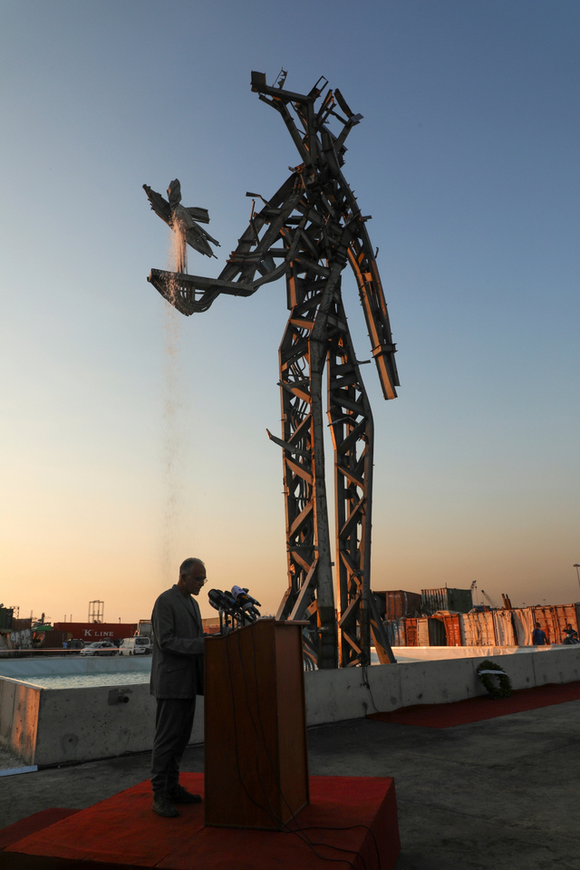 Arsitek Lebanon Nadim Karam saat peresmian The Gesture, patung setinggi 25 meter untuk mengenang para korban ledakan Beirut tahun lalu, di pelabuhan ibu kota di Lebanon. Foto: Mohamed Azakir/REUTERS