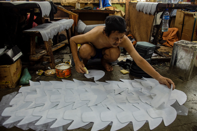 Pekerja menyelesaikan pesanan sepatu di bengkel kerja pembuatan sepatu milik Ardian di Perkampungan Industri Kecil (PIK) Penggilingan, Cakung, Jakarta Timur, Senin (2/8/2021). Foto: M Risyal Hidayat/ANTARA FOTO