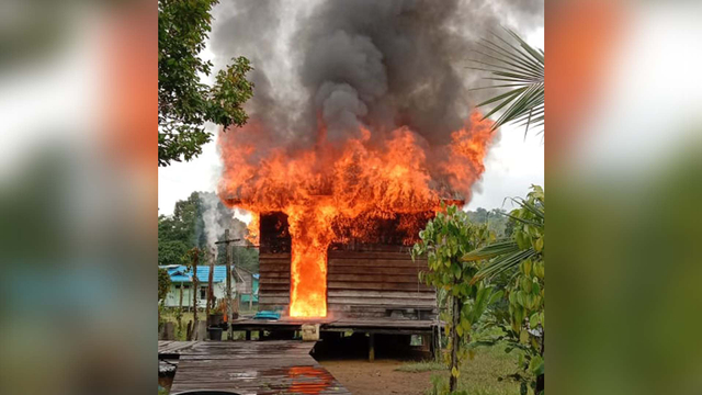 Rumah warga di Kecamatan Ambalau yang diduga akibat ledakan tabung gas mengakibatkan satu rumah hangus terbakar. Foto: Humas Polsek Ambalau