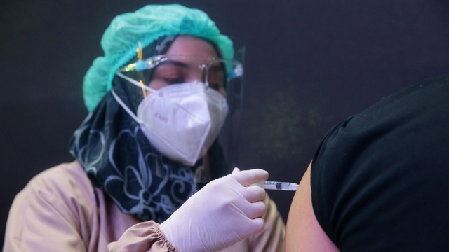 Tenaga kesehatan memberikan dosis vaksin corona saat vaksinasi di Holywings Gatot Subroto, Jakarta, Senin (2/8). Foto: Dok. Holywings