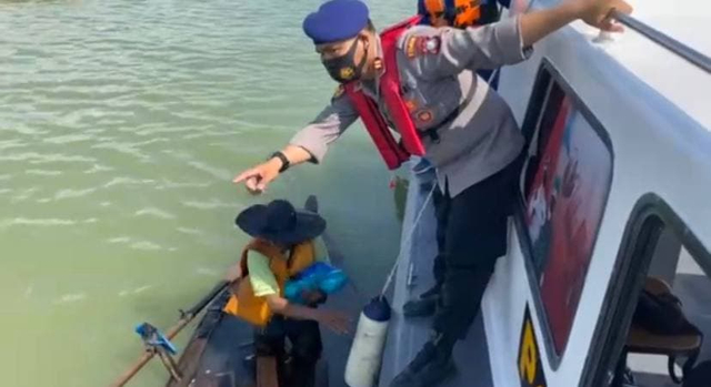 Polairud Polres Karimun menyelamatkan perahu nelayan nyaris tenggelam. (Foto: Batamnews)