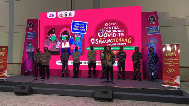Kapolri Jenderal Polisi Listyo Sigit Prabowo dan Head of GoTix
Tubagus Utama membuka secara resmi Sentra Vaksinasi COVID-19 GoTix Polda Metro Jaya. Foto: Dok. Gojek