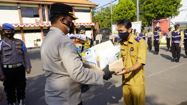 Kapolres Bojonegoro AKBP EG Pandia SAAT serahkan bantuan peralatan untuk mendukung operasional Kampung Tangguh Semeru (KTS) yang ada di Kabupaten Bojonegoro. Selasa (03/08/2021) (istimewa)