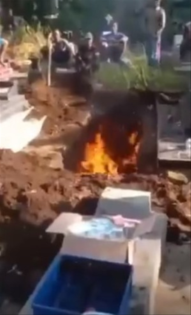 Viral peristiwa sebuah liang lahat diduga di Jawa Tengah mengeluarkan api usai digali. (Foto: Instagram/@smart.gram)