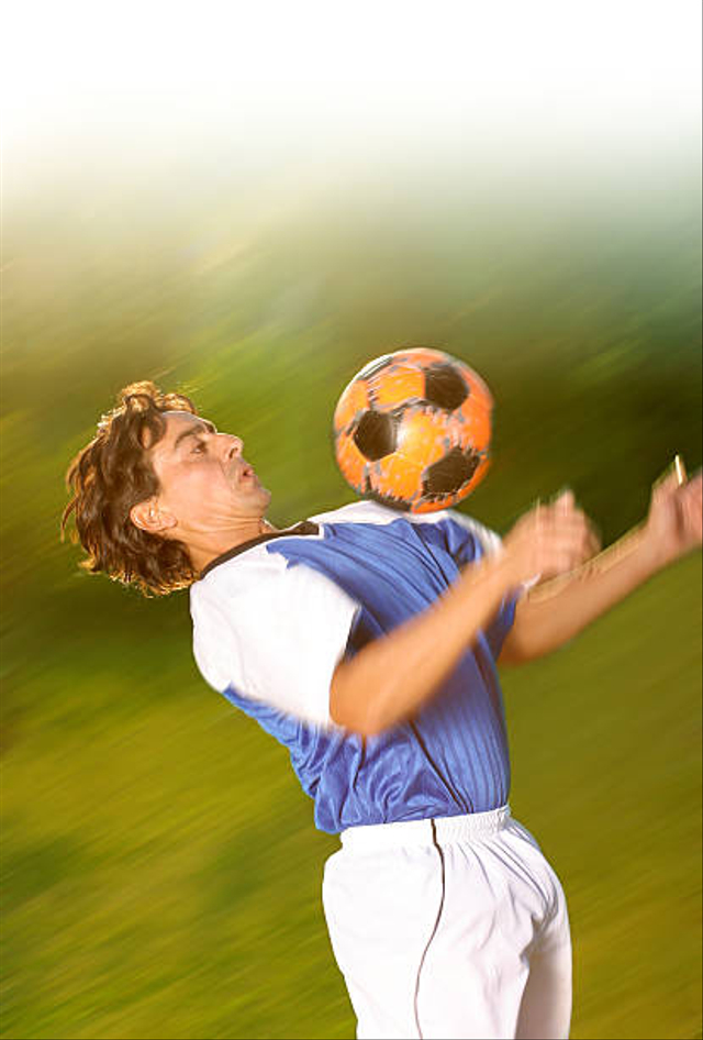 Putar pergelangan kaki yang akan digunakan untuk menahan bola ke arah luar dan kunci adalah cara menghentikan bola dengan ….