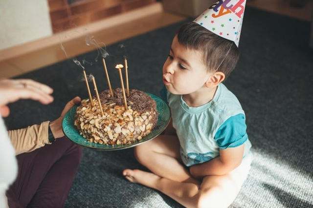 Ilustrasi Anak Laki-laki Meniup Lilin Kue Ulang Tahun. Foto: Freepik