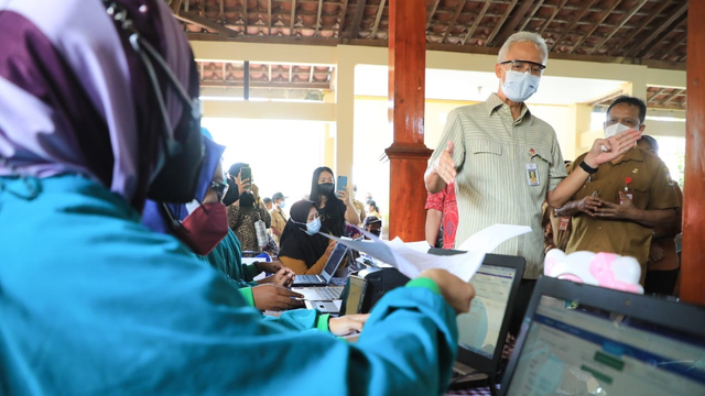 Gubernur Jawa Tengah Ganjar Pranowo meninjau data vaksin di Kabupaten Grobogan. Foto: Pemprov Jawa Tengah