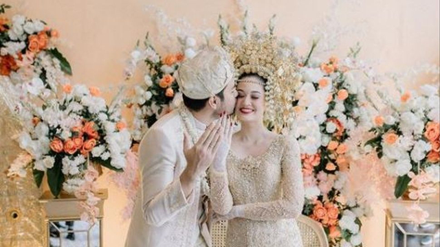 Potret bahagia pernikahan Faradilla Yoshi dan Bryan McKenzie Foto: Instagram @faradillayoshi