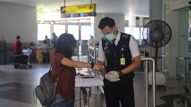 Petugas memeriksa calon penumpang di Bandara Internasional I Gusti Ngurah Rai selama PPKM Level 4. Foto: Dok. Bandara Ngurah Rai