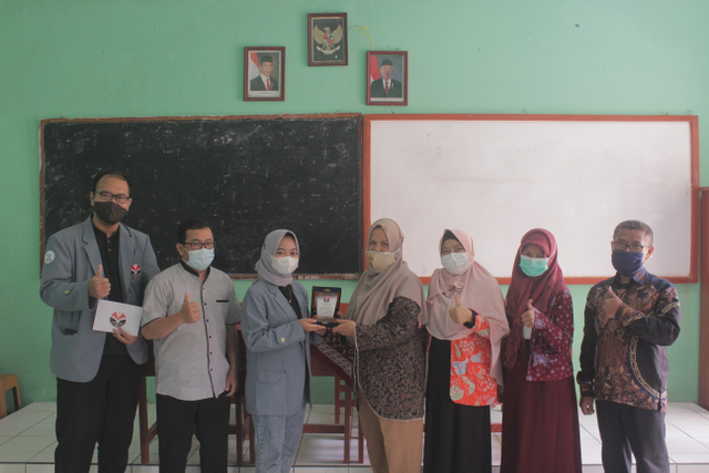 Pemberian Plakat Kepada Pihak SMP Negeri 29 Bandung