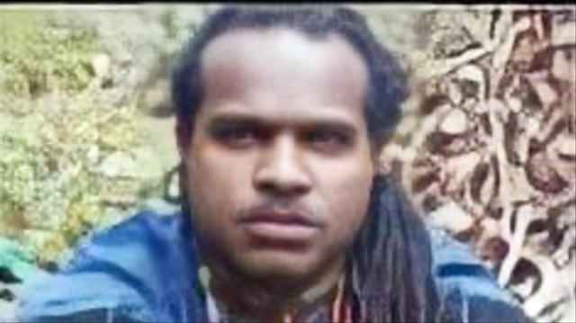 KKB Kopengga Enumbi alias Tamu Enumbi, pelaku perampasan 8 senjata api di Pospol Kulirik, Kabupaten Puncak Jaya. (Dok Humas Polda Papua) 