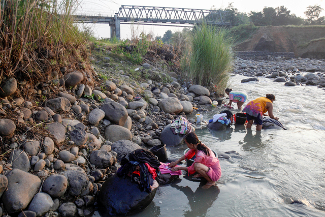 Warga mencuci pakaian di aliran Sungai Cipamingkis yang menyusut di Jonggol, Kabupaten Bogor, Jawa Barat, Selasa (3/8/2021). Foto: Yulius Satria Wijaya/Antara Foto