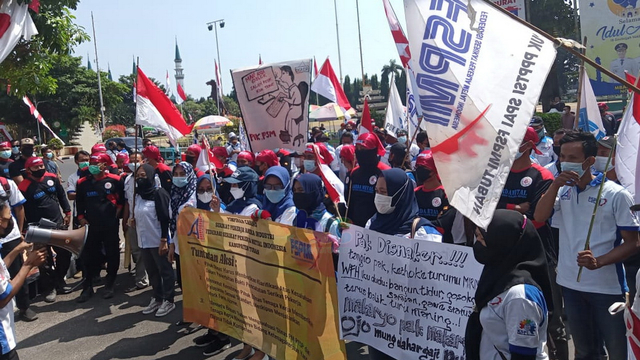 Gelar Unjuk Rasa, Puluhan Buruh Segel Kantor DPMPTSP dan Naker Tuban (144547)
