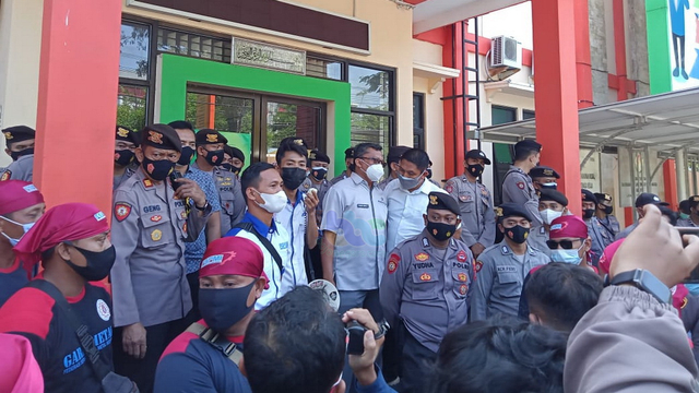 Gelar Unjuk Rasa, Puluhan Buruh Segel Kantor DPMPTSP dan Naker Tuban (144548)