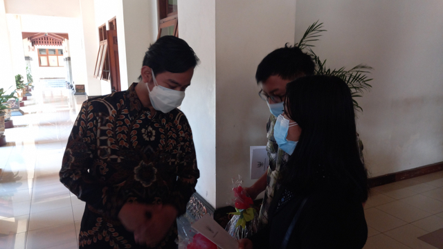 Wali Kota Solo Gibran Rakabuming bertemu dengan anak yang menjadi yatim piatu lantaran orang tuanya meninggal akibat COVID-19. (FOTO: Tara Wahyu)