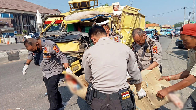 Petugas mengevakuasi korban meninggal dalam peristiwa kecelakaan maut di jalur pantura Cirebon, tepatnya di Kecamatan Plumbon, Kabupaten Cirebon. FOTO: Istimewa/HUMAS POLRESTA CIREBON