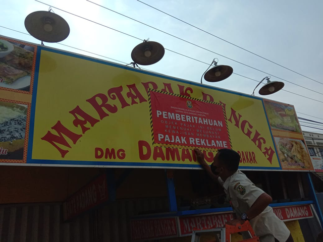 Penyegelan terhadap reklame tempat usaha oleh BPPRD Kota Bandar Lampung, Selasa (3/8) | Foto : Sidik Aryono/ Lampung Geh