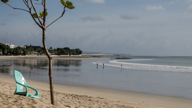 Kondisi pantai Kuta di Bali yang sangat sepi sejak pandemi - IST