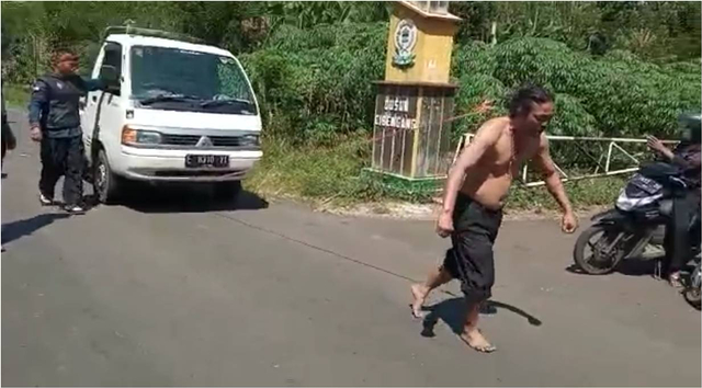 Hasil tangkapan layar dari video viral seorang warga di Kabupaten Kuningan, Jawa Barat, saat menarik mobil pikap dengan rambutnya. (Andri)
