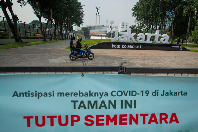 Pengendara sepeda motor melintas di Lapangan Banteng yang tutup karena Pemberlakuan Pembatasan Kegiatan Masyarakat (PPKM) Level 4 di Jakarta, Selasa (3/8/2021). Foto: Aditya Pradana Putra/Antara Foto