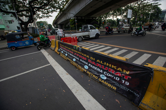 Sejumlah pengendara kendaraan bermotor menerobos celah penyekatan Jalan Jatibaru Raya saat masa PPKM Level 4 di Tanah Abang, Jakarta, Selasa (3/8/2021). Foto: Aditya Pradana Putra/Antara Foto