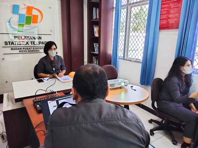 Kepala BPS Kota Sorong Merry saat rilis perkembangan IHK/Inflasi Kota Sorong Juli 2021 secara virtual, di Kantor BPS Kota Sorong, foto: Istimewa