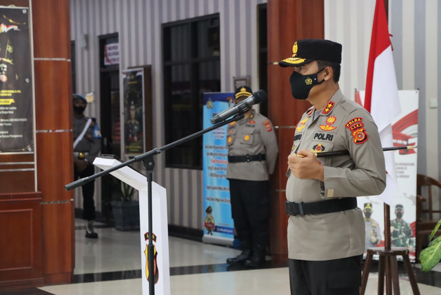 Kapolda Aceh Irjen Wahyu Widada memimpin upacara serah terima jabatan sejumlah Kapolres dan Pejabat Utama (PJU) Polda Aceh, Selasa (3/8). Foto: Dok. Polda Aceh