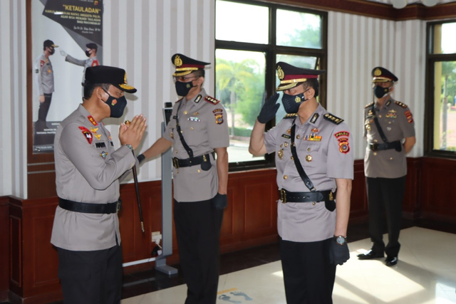 Kapolda Aceh Irjen Wahyu Widada memberikan ucapan selamat kepada para Pejabat Utama (PJU) Polda Aceh dan Kapolres yang baru usai sertijab di Mapolda Aceh. Foto: Polda Aceh