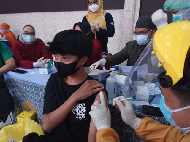 Pemerintah Kabupaten Kuningan, Jawa Barat, mulai menyasar anak usia 12-18 tahun untuk dapat mengikuti Vaksinasi Corona. (Andri)