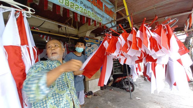 FOTO: Kesibukan Kakek Penjahit Bendera Jelang Peringatan Hari Kemerdekaan (336348)