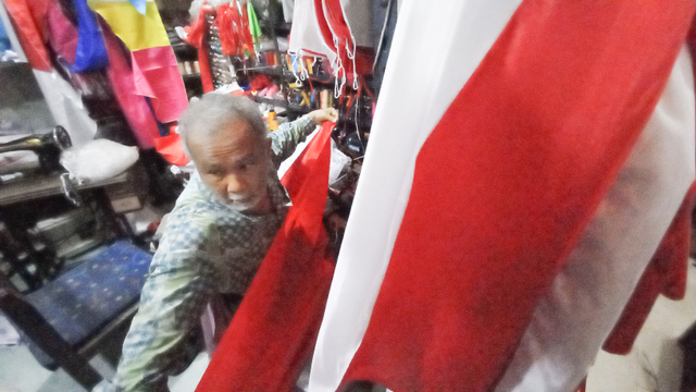 FOTO: Kesibukan Kakek Penjahit Bendera Jelang Peringatan Hari Kemerdekaan (336349)