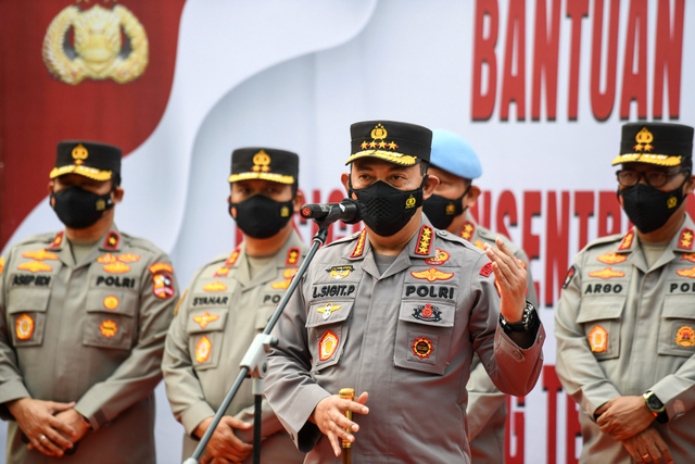 Kapolri Jenderal Polisi Listyo Sigit Prabowo (kedua kanan) menyampaikan pernyataan saat meluncurkan bantuan oksigen konsentrator di Mabes Polri, Jakarta, Selasa (3/8/2021). Foto: Hafidz Mubarak A/Antara Foto