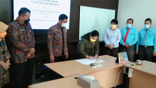 Direktur Perumda Tirta Baribis Kabupaten Brebes menyerahkan SKK ke Kejari Brebes terkait penagihan piutang 21 ribu pelanggan air bersih.