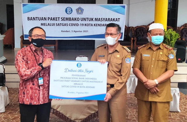 Bank Indonesia Sultra Salurkan 250 Paket Sembako Bagi Warga Terdampak COVID-19 (63202)