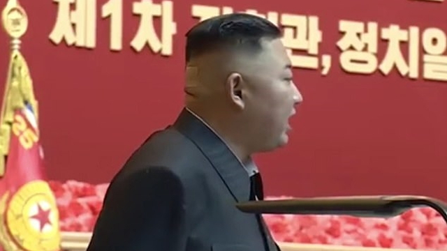 Kim Jong Un terlihat dengan plester di bagian belakang kepalanya selama siaran TV pemerintah baru-baru ini. Foto: Pyongyang Broadcast Service