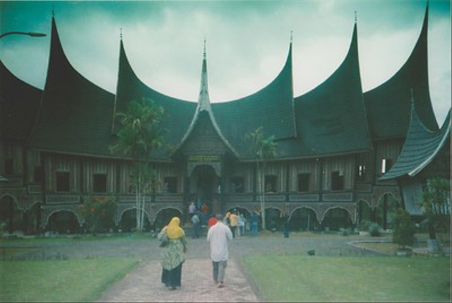 Ciri khas dari Suku Minang adalah Rumah Gadang. Foto: Flickr