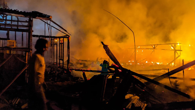 Kebakaran rumah warga di Dusun Mejasem, Desa Bakung, Kecamatan Kanor, Kabupaten Bojonegoro. Rabu (04/08/2021) (foto: istimewa)
