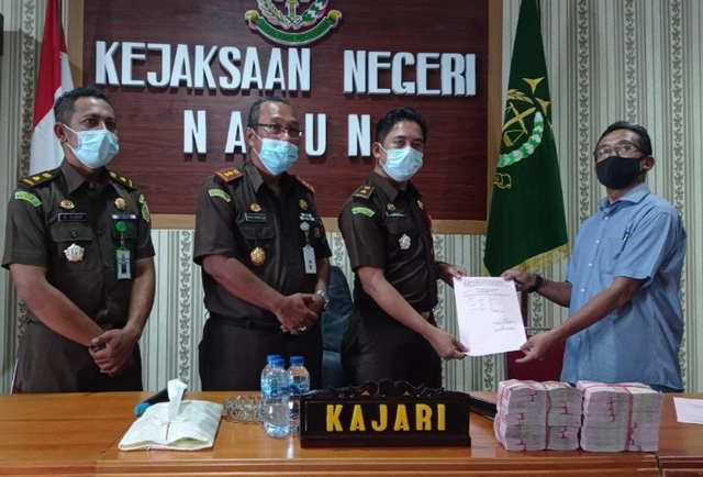 Keluarga Raja Amirullah mengembalikan uang Rp 200 juta ke Kejari Natuna.